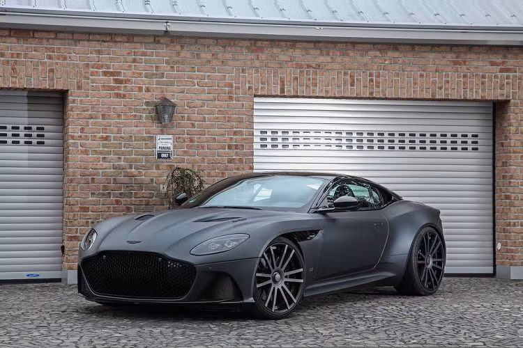 Cụ thể, mẫu siêu xe Aston Martin DBS Superleggera của nước Anh được gia tăng thêm sức mạnh 104 mã lực và 130 Nm mô-men xoắn. Điều đó đồng nghĩa với việc khối động cơ V12 5.2L sẵn có trên xe sẽ sản sinh ra tổng cộng 818 mã lực cùng 1.030 Nm mô-men xoắn cực đại.