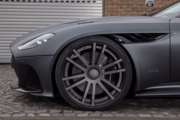 Mặc dù phía Wheelsandmore không tiết lộ về khả năng bứt tốc của siêu phẩm DBS Superleggera sau khi độ lại hiệu suất nhưng chắc chắn thời gian tăng tốc của mẫu xe này đã được cải thiện ở mức dưới 3,4 giây so với tiêu chuẩn.