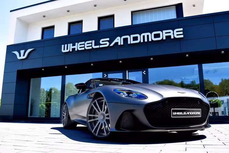 Theo đó, nhà độ Wheelsandmore của Đức mới đây vừa bất ngờ giới thiệu tới công chúng bản độ gia tăng công suất của siêu phẩm Aston Martin DBS Superleggera.