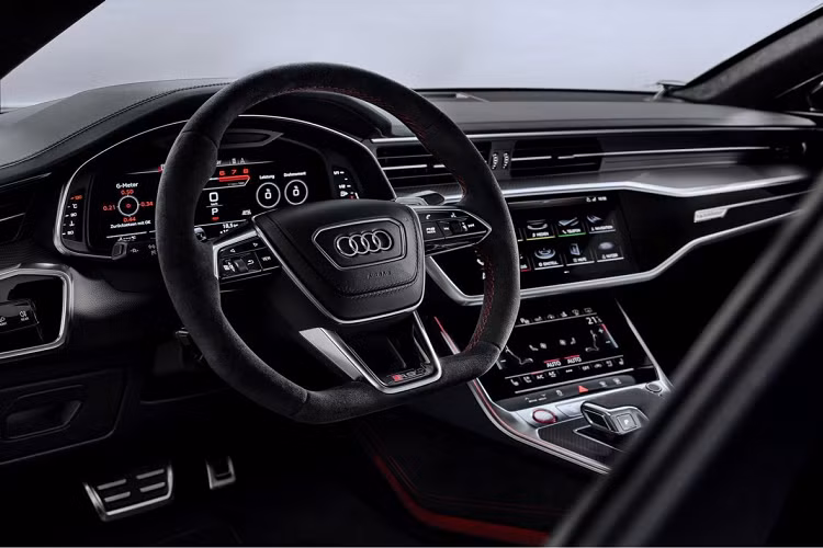 Chiếc xe sẽ được trang bị động cơ V8 4.0 lít tăng áp kép tương tự trên mẫu RS6, giúp sản sinh công suất lên tới 592 mã lực và mô-men xoắn cực đại lên tới 800 Nm kết hợp cùng với hộp số tự động 8 cấp.