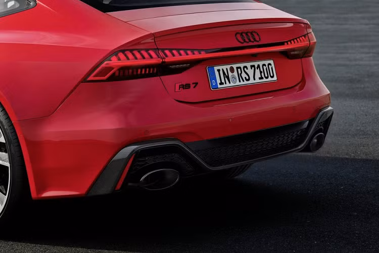 Điều này giúp chiếc xe có thể tăng tốc từ 0-100km/h chỉ trong vòng 3,6 giây và đạt tốc độ tối đa lên tới 250km/h. Với những trang bị tùy chọn phù hợp, chiếc xe có thể đạt vận tốc tối đa lên tới 280km/h hoặc 305km/h.