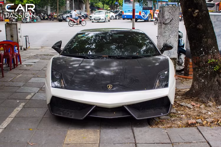Tháng 3 năm 2010, Lamborghini tuyên bố phát hành chiếc LP 570-4 Superleggera- phiên bản nâng cấp của Gallardo LP 560-4 với những cải thiện về cân nặng và sức mạnh. Khối lượng của siêu xe Lamborghini Gallardo Superleggera được giảm xuống còn chỉ hơn 1.300 kg, khiến LP570-4 trở thành chiếc xe nhẹ nhất trong dòng Gallardo thời bấy giờ.