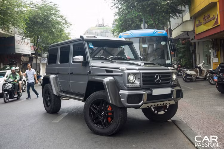Những thông số mà G500 4×4² để lại vẫn khiến không ít người phải choáng ngợp khoảng sáng gầm lớn hơn chiếc G500 tiêu chuẩn đến 240 mm, G500 4×4² có thể leo được những con dốc có độ nghiêng đến 52 độ trong khi phiên bản tiêu chuẩn chỉ có thể leo tối đa 36 độ.