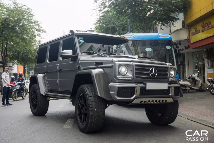 Sau sự thành công vượt bậc chiếc G63 6×6, hãng xe sang Đức quyết định “thừa thắng xông lên” với phiên bản SUV Mercedes-Benz G500 4×4² mang gần như đầy đủ những đặc tính của một chiếc SUV địa hình thực thụ. Không giống như “đàn anh” bán tải G63 6×6, G500 4×4² được trả về kiểu dáng của một chiếc SUV 5 cửa, điểm đáng chú ý nhất trên mẫu SUV địa hình này là hệ thống treo đặc biệt.