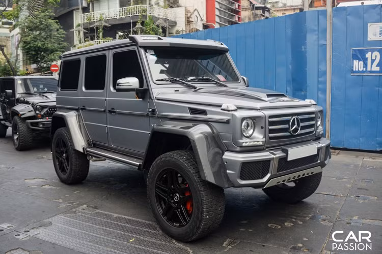 Về cấu tạo chung hệ thống này không có quá nhiều điểm khác biệt so với hệ thống treo của G63 6×6, Mercedes-Benz chỉ đơn giản rút ngắn chiều dài của trục. Với biệt danh là “Hulk” tựa người khổng lồ, hệ thống treo đặc biệt này biến G500 4×4² thành một “người khổng lồ” thật sự nếu so với các mẫu xe xung quanh.