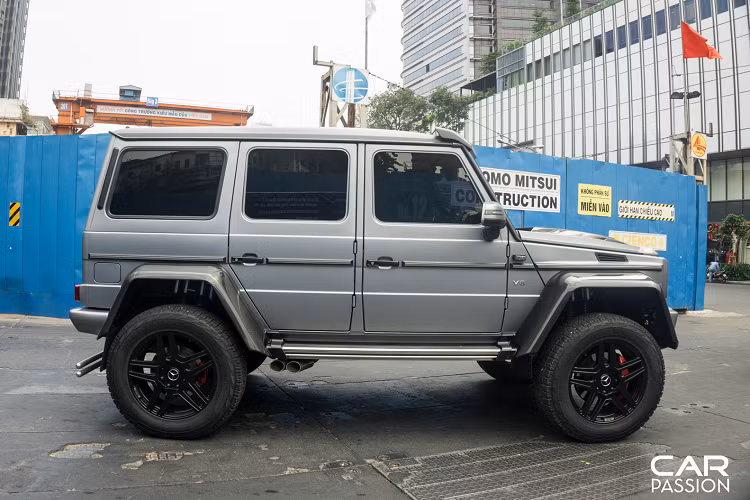 Được xây dựng trên cấu hình của thế hệ G-Class cũ, G500 4×4² gây ấn tượng với vẻ ngoài vuông vức đặc trưng cùng những đường gân dập nổi mạnh mẽ trên thân xe. Với khoảng sáng gầm lên đến 450 mm cùng khả năng lội nước lên đến 1.000 mm, cỗ máy off-road đỉnh cao này hứa hẹn sẽ giải quyết bất kì khó khăn nào đến từ nhiều lọa địa hình khác nhau.