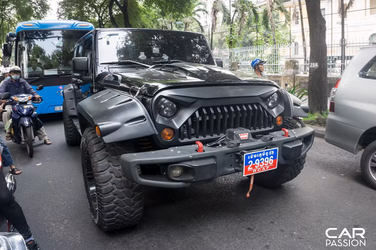Dẫu vậy, một tin đáng buồn cho những người hâm mô dòng SUV địa hình đỉnh cao này là Mercedes-Benz đã chính thức khai tử G500 4×4² vào cuối tháng 10/2017, nhằm ‘dọn đường” cho sự ra mắt của Mercedes-Benz G-Class thế hệ mới. Điều này khiến cho việc sở hữu một chiếc G500 4×4² sẽ thêm phần khó khăn hơn.