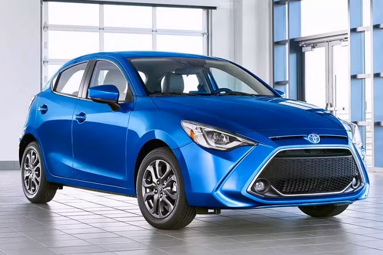 Cụ thể, phiên bản tiêu chuẩn của Toyota Yaris Hatchback LE 2020 sẽ có giá 18.705 USD tại thị trường Mỹ. Phiên bản XLE cao hơn sẽ có giá 19.705 USD. Tuy giá này bằng với giá của bản sedan nhưng lại cao hơn mẫu xe đối thủ Mazda 2 (bản L có giá 16.605 USD).