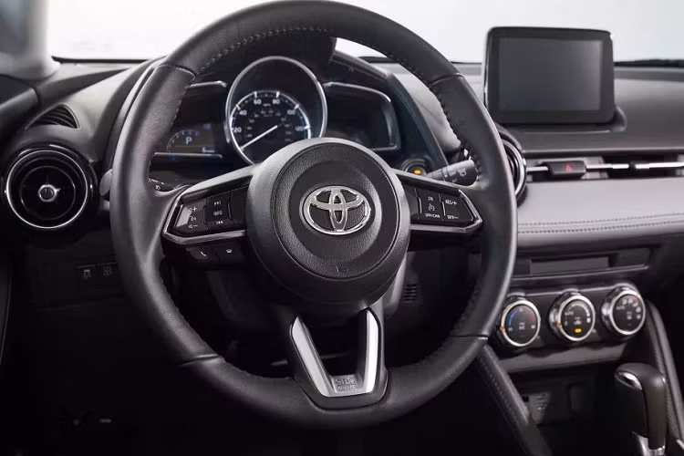 Yaris Hatchback mới được hãng xe ôtô Toyota thiết kế mặt trước và lưới tản nhiệt hình lục giác cũng như đèn pha LED thiết kế tương tự. Yaris Hatchback mới có chiều dài 4.105 mm và trục cơ sở dài hơn phiên bản trước 6,1 cm. Dung tích cốp 450 L.