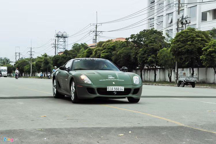 Khác với những siêu xe truyền thống của Ferrari, 599 GTB có gầm khá cao, chính vì vậy không gặp nhiều khó khăn khi vận hành trên đường Việt Nam.