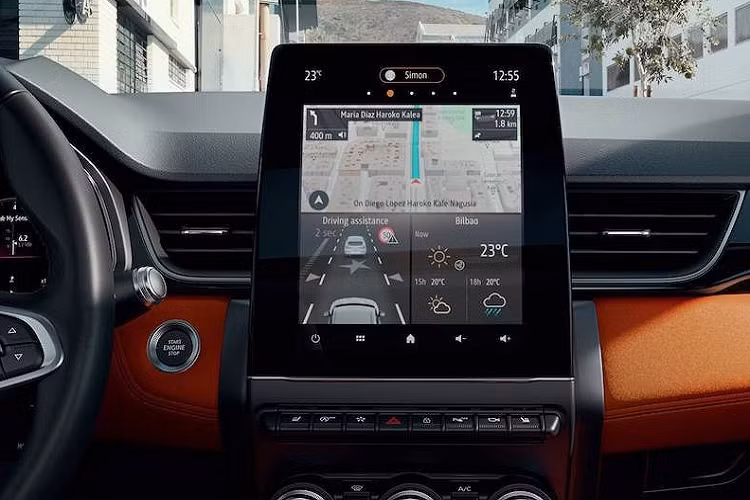 Tất cả đều tương thích với Android Auto và Apple CarPlay. Thiết kế bảng táp-lô của xe rất giống với Clio mới, với bảng đồng hồ là màn hình7 hoặc 10 inch. Ở phía sau, băng ghế phía sau dạng trượt tương tự thế hệ trước đã quay trở lại, giúp khách hàng dễ dàng cấu hình nội thất tuỳ theo mục đích sử dụng.
