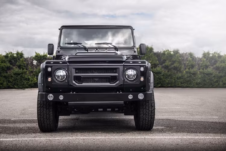 Nhiều chi tiết trang trí đặc biệt, thêm nhãn hiệu “Investing in British Industry” và “Chelsea Truck Company” đính trên xe. Giá xe bán tải Land Rover Defender 6 bánh này được chào bán tới 300.000 USD