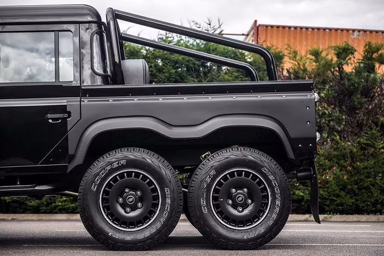 Bán tải sử dụng bộ mâm 18-inch, lốp thể thao 265/65 Cooper Discoverer A/T3 Sport cho vẻ ngoài dữ dằn.
