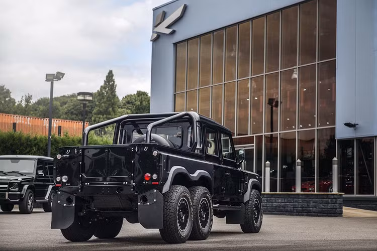 Bán tải Land Rover Defender Flying Huntsman 6×6 được trang bị bộ mâm hầm hố, khoảng sáng gầm xe lớn, động cơ LS3 V8 6.2L của Corvette, cho công suất 430 mã lực, dẫn động 6 bánh, hộp số tự động 6 cấp.