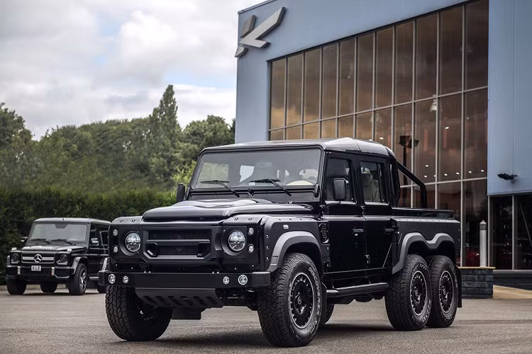 Tuy là bán tải, nhưng mẫu xe Land Rover Defender Flying Huntsman 6x6 được trang bị nhiều tính năng như ghế trước sưởi, cửa sổ điện, khóa trung tâm từ xa, điều hòa nhiệt độ, và mức giá trên trời ngay khi rời dây chuyền sản xuất của Land Rover.