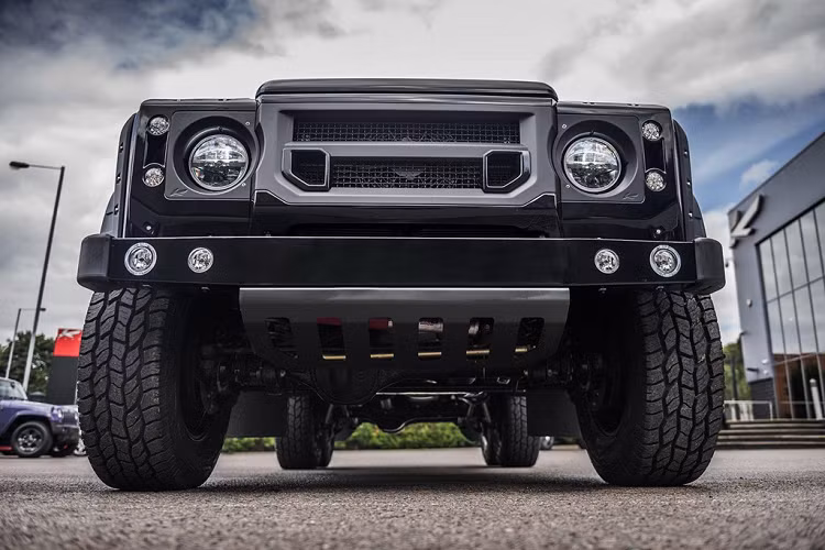 Thiết kế của Land Rover Defender Flying Huntsman 6x6 do công ty Chelsea Truck đảm nhận. Cản trước, cản sau, bậc lên xuống, lưới tản nhiệt X-lander với đèn pha dạng tròn, khe gió bên và chắn bùn sau đều mới.