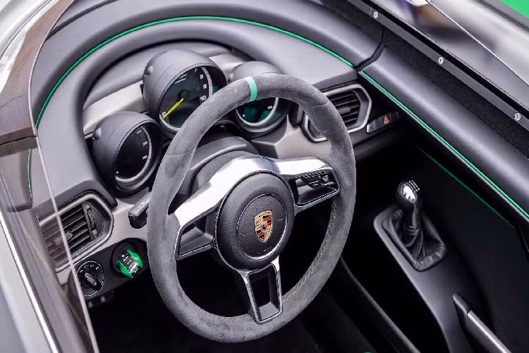 Dưới nắp ca pô của Boxster Bergspyder là động cơ 6 xy lanh giống như mẫu Cayman GT4 sử dụng hộp số sàn 6 cấp cho phép người lái tăng tốc từ 0 - 100 km/h chỉ trong 4 giây. Mẫu Boxster là một trong những mẫu xe nhỏ, nhưng so với chiếc 909 thì vẫn nhỏ hơn.