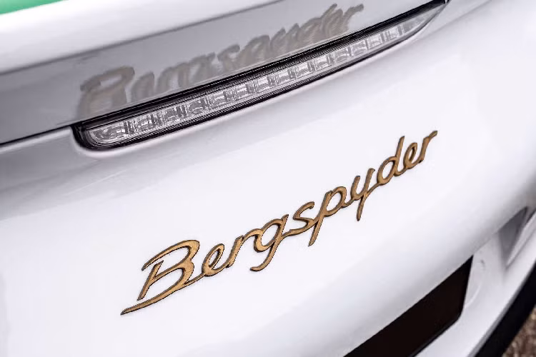 Chiếc Porsche Boxster Bergspyder với logo màu vàng.