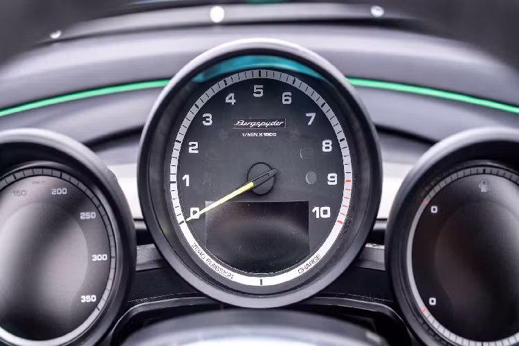 Ở phía trong cabin, xe sở hữu vô lăng giống kiểu 918 Spyder bọc da lộn với điểm trung tâm màu xanh, chìa khoá màu xanh cắm bên trái đặc trưng, các chi tiết trong xe được tối giản chỉ để phục vụ việc lái xe.