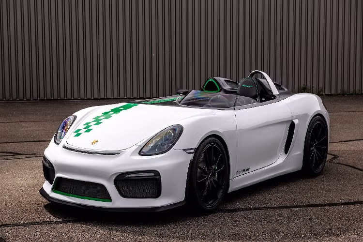 Boxster Bergspyder hàng độc này là một phiên bản hiện đại của một chiếc xe 1968 909 nguyên bản và khác biệt hoàn toàn so với bất kỳ biến thể Boxster nào từng có. Ngoài ra, xe cũng có một kính chắn gió bao quanh người lái đi kèm bảng điều khiển 3 đồng hồ.