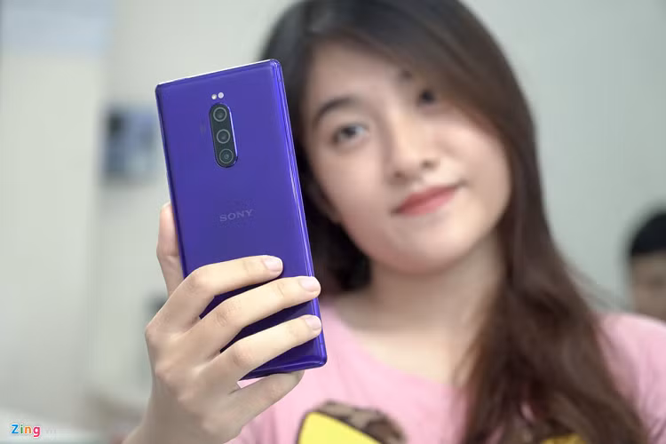 Mẫu điện thoại Sony Xperia 1 (949 USD) - Màn hình của máy sử dụng công nghệ OLED, kích thước 6,5 inch, tỷ lệ 21:9 cùng độ phân giải 4K cho màu sắc sống động, độ sáng cao. 