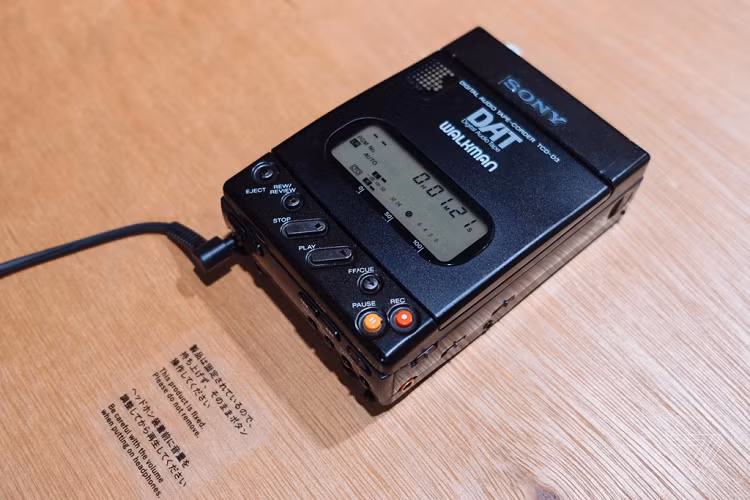 Còn đây là TCD-D3 với tính năng thu âm vào băng cassette. Sản phẩm ra đời năm 1992, thuộc dòng DAT (Digital Audio Tape). Ảnh: The Verge.