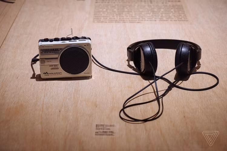 Đây là WM-GX202, chiếc máy nghe nhạc sử dụng băng cassette với tính năng nghe radio. Ảnh: The Verge. 
