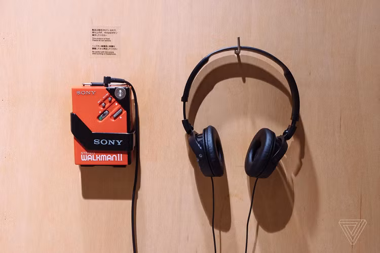 Nghe nhạc bằng chiếc tai nghe nhựa trên những chiếc máy Sony Walkman bỏ băng cassette, vừa nghe vừa đọc chia sẻ từ những người sử dụng Walkman vào thời điểm ấy. Tất cả đưa bạn trở lại thời điểm những năm 1980. Ảnh: The Verge. 