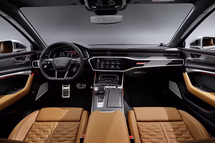 Hãng hiện không tiết lộ nhiều về nội thất và giá xe Audi RS6 Avant 2020 nhưng có lẽ phần lớn cabin xe sẽ giống với bản tiêu chuẩn. Điều đó có nghĩa là xe sẽ được cung cấp với cụm đồng hồ đo kỹ thuật số 12,3 inch, màn hình thông tin giải trí 10,1 inch và một màn hình đặt thấp hơn 8,6 inch.