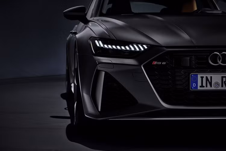 Để hỗ trợ cho mức hiệu suất mạnh mẽ nói trên, mẫu xe wagon Audi RS6 Avant mới được trang bị hệ thống treo khí nén thích ứng tự động điều chỉnh và bộ vi sai thể thao hứa hẹn sẽ tăng cường sự linh hoạt của xe khi vào cua bằng cách chủ động tách mô-men xoắn chia riêng hai bánh sau.