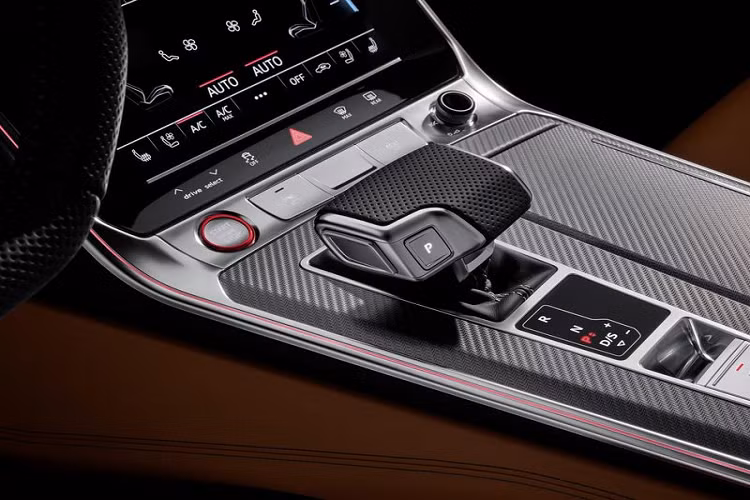 Tất nhiên, cabin RS6 Avant không thể thiếu những điểm nhấn đặc trưng của dòng xe Audi RS, bao gồm ghế thể thao RS, vô lăng đáy phẳng và màn hình kỹ thuật số giao diện RS cung cấp thông tin vè áp suất lốp, mô-men xoắn, công suất, nhiệt độ dầu động cơ, áp suất tăng, đo gia tốc, lực g, lap time. Bên trong xe còn có nhiều chi tiết làm bằng sợi carbon cùng bộ bàn đạp hợp kim và huy hiệu quattro màu đỏ trên bảng điều khiển.