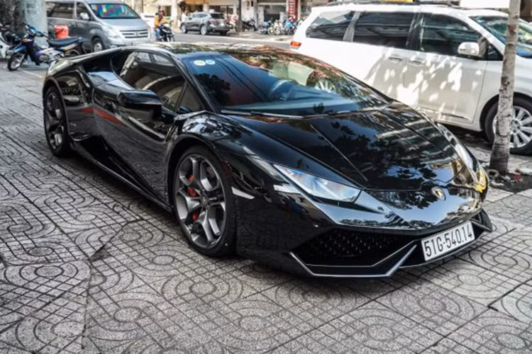 Tại thị trường Việt Nam, sau ngày 1/7/2016, giá siêu xe Lamborghini Huracan được công bố ở mức 19.899 tỷ đồng. Tuy nhiên mức giá chính hãng hiện nay lên tới hơn 20 tỷ đồng. Mới đây, Lamborghini đã ra mắt phiên bản facelift của Huracan LP610-4 có tên Huracan EVO với sức mạnh lớn hơn và nhanh hơn so với phiên bản Huracan này.