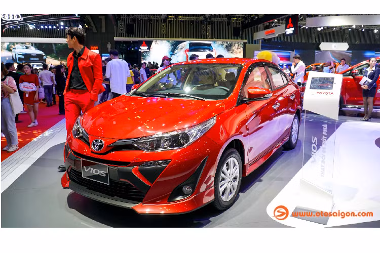 Phiên bản “G” cao cấp của xe sedan Toyota Vios 2020 sẽ được bổ sung tính năng kiểm soát hành trình Cruise Control, màn hình cảm ứng trung tâm hỗ trợ kết nối Apple CarPlay và Android Auto, tích hợp camera lùi (không phải gắn thêm từ đại lý) &amp; thêm cảm biến va chạm ở phía trước.