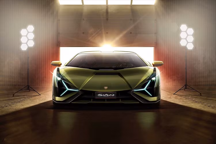 Quan trọng hơn, động cơ điện của Lamborghini Sián sẽ bổ trợ sức mạnh cho cỗ máy V12 6.5l quen thuộc từ Aventador. Bản thân động cơ xăng nạp khí tự nhiên này cũng có các van nạp bằng titan mới và được cân chỉnh công suất đạt 785 mã lực tại tua máy 8.500rpm. Như vậy nếu tính cả động cơ điện, toàn bộ hệ động lực hybrid trên Sion đạt công suất lên tới 819 mã lực. Điều này giúp chiếc xe có thể đạt tốc độ tối đa lên tới hơn 350km/h.