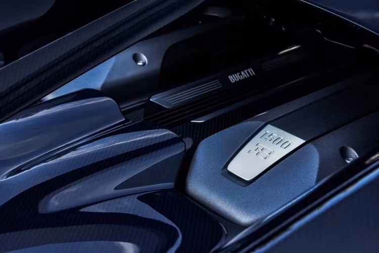 Để có thể giúp Bugatti Chiron đạt tốc độ tối đa, người lái cần phải chuyển sang chế độ chạy Top Speed và vẫn phải sử dụng chìa khoá riêng tương tự như hãng siêu xe Pháp đã làm với “đàn anh” là Veyron.