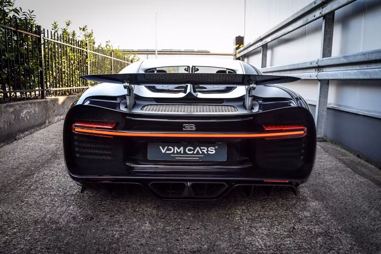 Theo cựu giám đốc của hãng siêu xe Bugatti vào năm 2014, Wolfgang Durheimer, việc sở hữu một chiếc Bugatti tương đương với việc khách hàng đó đã có sẵn 84 chiếc xe trong bộ sưu tập bên cạnh những chiếc du thuyền và chuyên cơ riêng.