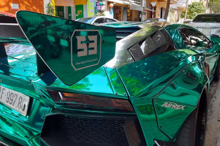 Trước đây, chiếc Aventador này cũng đã đi đầu trong việc thay áo với những màu sắc như màu nhũ, bộ áo “dải ngân hà” hay màu xám mờ crom. Những chi tiết bằng sợi carbon của xe nay tạo nét tương phản cho nền áo xanh nổi bật, gương xe được dán hai màu với phần chân đồng màu thân xe.