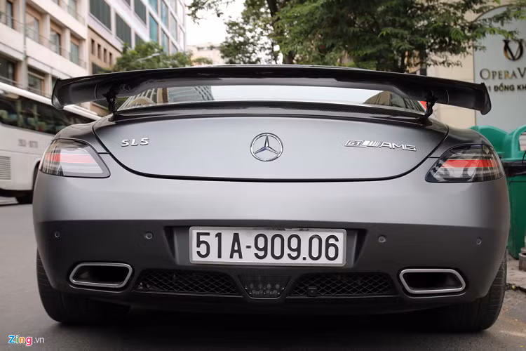 Mercedes-Benz SLS AMG GT Final Edition vẫn sở hữu kiểu dáng tương tự bản tiêu chuẩn. Một số chi tiết "độc quyền" của bản Final Edition là các chi tiết ốp sợi carbon như nắp ca-pô, cánh gió cỡ lớn phía sau, cản trước. 