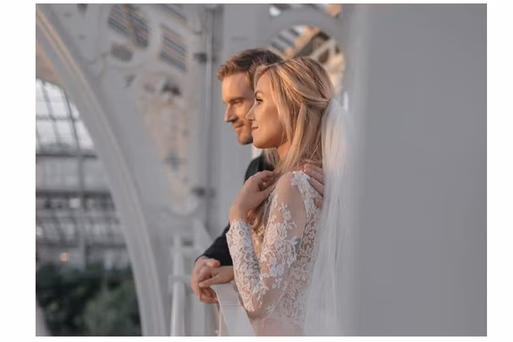 YouTuber nổi tiếng PewDiePie đã cầu hôn Marzia vào tháng 4/2018 khi cả 2 đi du lịch tại Nhật Bản. Hiện cặp đôi đang sống ở Brighton (Vương quốc Anh) cùng 2 chú chó pug tên Edgar và Maya. Ảnh: Felix Kjellberg.
