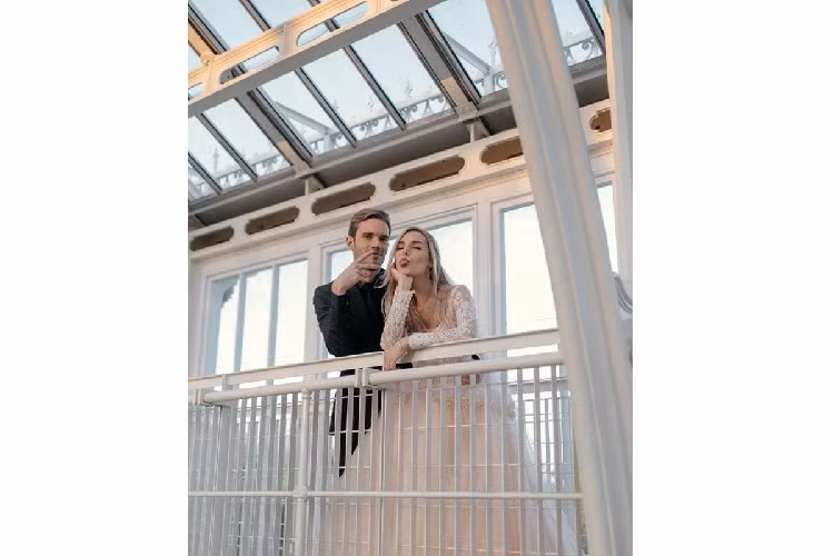 Cặp đôi không chia sẻ địa điểm tổ chức lễ cưới. Dựa trên bộ ảnh, nhiều khả năng đó là Temperate House, khu nhà tọa lạc tại Vườn bách thảo Hoàng gia Kew ở London (Vương quốc Anh). Ảnh: Felix Kjellberg.