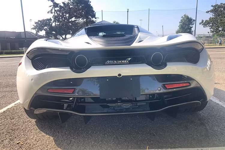 Chiếc McLaren 720S Spider thuộc bản Luxury Trims với gói tuỳ chọn carbon ở ngoại và nội thất. Giá siêu xe McLaren 720S Spider chỉ khoảng 7,3 tỷ đồng tại Mỹ. Nhưng để lăn bánh tại Việt Nam với biển số trắng, siêu xe McLaren 720S Spider có giá hơn 23 tỷ đồng
