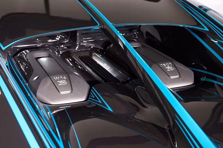Trong những tấm hình được chụp trong lúc Bugatti thử nghiệm chiếc Zebra 1 of 1 này trên những con đường bên ngoài nhà máy, ta có thể dễ dàng nhận thấy phần cản sau với bộ giảm chấn bằng cao su. Điều này có nghĩa, chiếc Chiron Zebra này là sản phẩm dành cho một khách hàng tại thị trường Mỹ, nơi duy nhất trên thế giói mà Bugatti Chiron phải lắp thêm hai miếng giảm chấn nhằm phù hợp với luật pháp của nước này.
