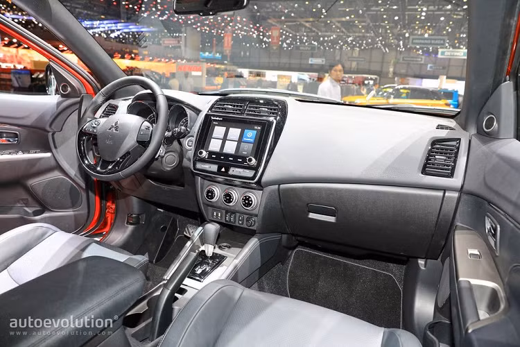 Ngoài ra, MY 2020 của Eclipse Cross sẽ xuất hiện với nhiều tính năng hỗ trợ người lái. Phiên bản SE và SEL giờ đây sẽ sở hữu những trang bị tiêu chuẩn như Đèn Tự động Hiệu suất cao, Cảnh báo lệch làn, Cảnh báo va chạm trước.