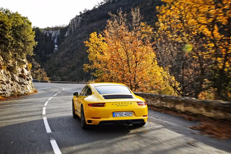 “Thế hệ siêu xe Porsche 991 đã đặt ra một tiêu chuẩn mới cho hiệu năng, cảm giác lái cũng như công suất của 1 chiếc xe thể thao”, trích lời Chủ tịch Bộ phân Nghiên cứu và Phát triển – Michael Steiner. “Chiếc xe mang tới cho tôi niềm tự hào to lớn nhưng giờ đây là nỗi buồn khi phải nói lời tạm biệt. Với cá nhân tôi, 991 đã là một kỉ niệm tuyệt vời.”