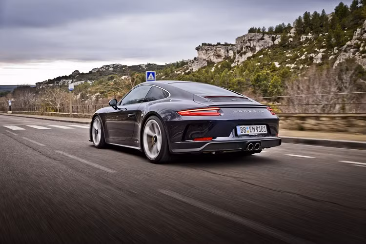 Chính thức ra mắt từ năm 2011, Porsche 991 đã trở thành chiếc 911 đầu tiên “nhẹ cân” hơn thế hệ tiền nhiệm nhờ việc sử dụng khung thân vỏ siêu nhẹ từ hỗn hợp nhôm – thép.