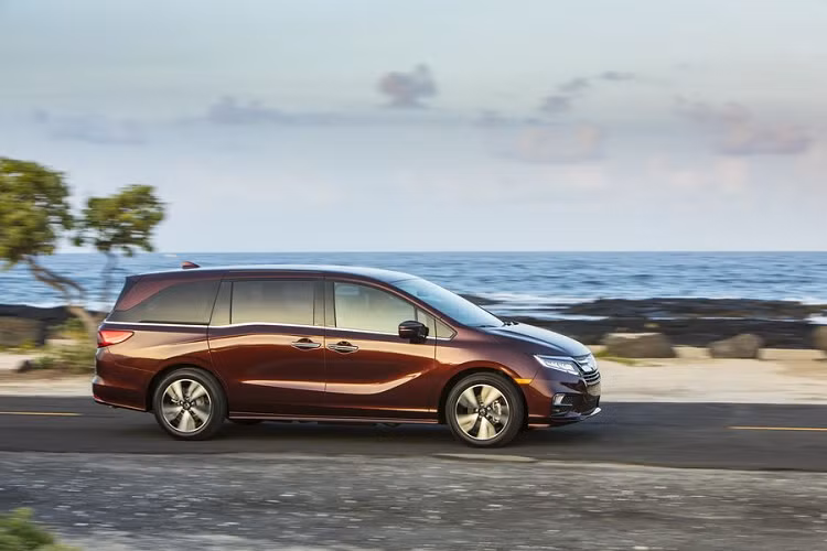 Tiến lên Odyssey EX, xe được bổ sung bộ công nghệ an toàn và hỗ trợ lái Honda Sensing, hệ thống giám sát điểm mù, hàng ghế thứ hai Magic Slide với đủ chỗ ngồi cho 8 người, cửa trượt điện và điều hòa tự động 3 vùng có điều khiển riêng cho người ngồi sau.