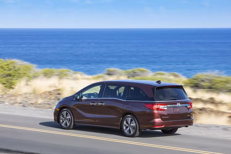 Cuối cùng đối với Touring và Elite cao cấp nhất, Honda Odyssey 2020 được trâng bị đèn pha LED, hệ thống HondaLink với 4G LTE WiFi, cảm biến đỗ xe trước và sau, HondaVac và Cabin Watch. Riêng phiên bản Elite sẽ có thêm vô lăng sưởi điện, cần gạt nước mưa cảm biến, sạc điện thoại không dây, gương gập điện, ghế trước thông gió và hệ thống âm thanh cao cấp.