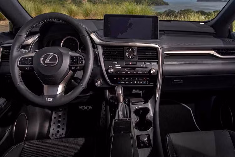 Sau nhiều năm bố trí trackpad để điều khiển màn hình, ở phiên bản nâng cấp lần này, Lexus đã trang bị cho RX350 màn hình cảm ứng 8 inch tiêu chuẩn, có thêm tùy chọn màn hình 12,3 inch. Màn hình này cũng có sẵn kết nối Apple CarPlay và Android Auto, những trang bị lâu nay vắng bóng trên các mẫu xe của Toyota và Lexus. 