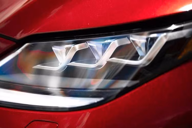 Hệ thống đèn pha thông minh BladeScan của Lexus sẽ khiến cho các bóng LED phía trước tập trung dải chiếu sáng về phía trước mà không gây chói mắt các tài xế ngược chiều. 
