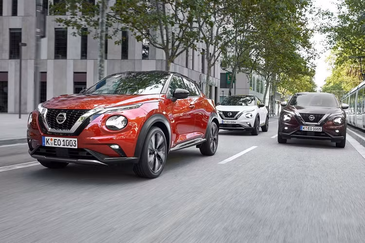 Cụ thể, về truyền động, Juke 2020 sở hữu khối động cơ xăng tăng áp 3 xy-lanh 1.0L, cho ra công suất 115 mã lực và mô-men xoắn cực đại 180 Nm (hoặc tuỳ chọn lên 200 Nm mô-men xoắn). Đi kèm với đó là hộp số sàn 6 cấp hoặc tự động ly hợp kép 7 cấp với lẫy chuyển số.